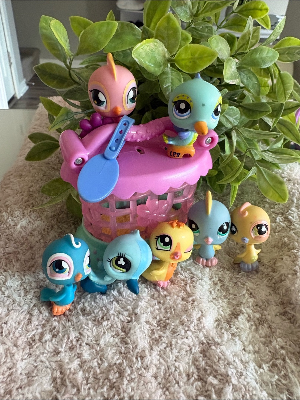 Littlest Pet Shop Pastel Bird Figures Set with Pink Basket